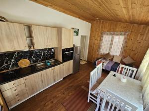 Kuchyň nebo kuchyňský kout v ubytování Aeria rooms Himare