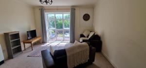 Televiisor ja/või meelelahutuskeskus majutusasutuses Tidy Spacious & Quiet 2BD on Edge of Cork City
