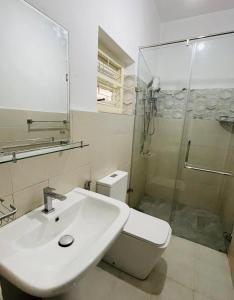 Ένα μπάνιο στο Pearl House +4 φωτογραφίες