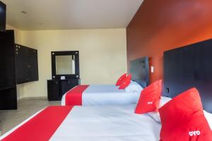 Postel nebo postele na pokoji v ubytování Capital O Hotel Emperadores Inn, Atlixco