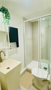 Koupelna v ubytování L'Hirondelle + 13 fotografií