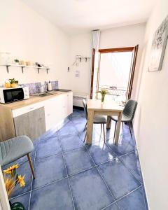 Køkken eller tekøkken på OiKos Design