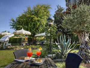 una mesa de picnic con bebidas y comida. en Hotel Le Tegnue en Sottomarina