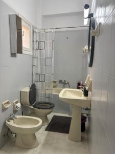 エルムポリにあるPorto Levante Heliosのトイレと洗面台を備えた白いバスルーム