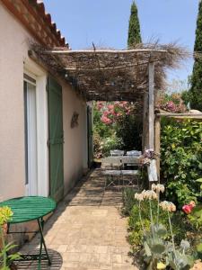 Κήπος έξω από το LA LAVANDIERE Famille Amis Relais Motards