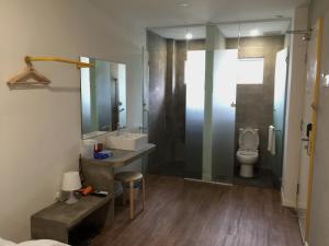 Koupelna v ubytování Vrest Hotel