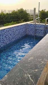Piscina de la sau aproape de 2 BHK Dreamy Nest With Private Pool