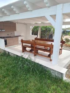 Una cocina con dos bancos en un patio. en Casa Vacanza da zio Minguccio, en Castellaneta Marina