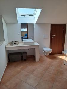 ポルト・トッレスにあるCentro mare residence affitta alloggiの洗面台とトイレ付きのバスルーム