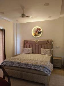 Un pat sau paturi într-o cameră la 2 BHK Dreamy Nest With Private Pool