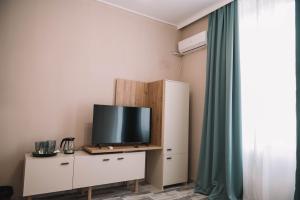 a tv on a dresser in a room at Casa Alecsandri -Ultra Central in Oradea