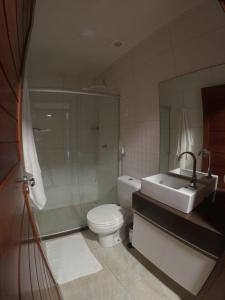 Un baño con inodoro, lavabo y ducha. en Mount Albuquerque, en Gravatá