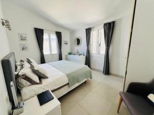 ein Schlafzimmer mit einem großen Bett und einem Spiegel in der Unterkunft Villa Marejadilla - Play San Juan - Sleeps 5 - Hot Tub - Sea Views in Playa de San Juan