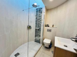 ein Badezimmer mit Dusche, Toilette und Waschbecken in der Unterkunft Villa Marejadilla - Play San Juan - Sleeps 5 - Hot Tub - Sea Views in Playa de San Juan + 43 Fotos