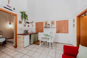 Η κουζίνα ή μικρή κουζίνα στο Relax 2 Cuori, Suite with Jacuzzi in Ostuni Historic Center