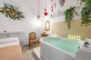Ένα ή περισσότερα κρεβάτια σε δωμάτιο στο Relax 2 Cuori, Suite with Jacuzzi in Ostuni Historic Center +20 φωτογραφίες