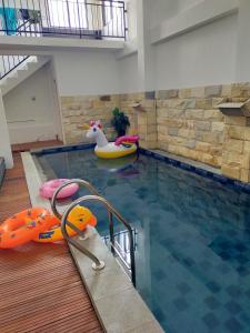 une piscine avec des jets gonflables et une piscine dans l'établissement Rayana Resort, à Songgoriti