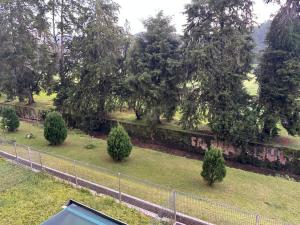 an overhead view of a garden with trees and a fence at Mossy Green Golfcourse Homestay in Tanah Rata +4 photos