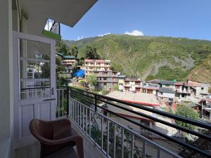 ダラムシャーラーにあるYes Comfort Villa Guest Houseの山の景色を望むバルコニー