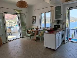 Kuchyň nebo kuchyňský kout v ubytování Sunrise View House