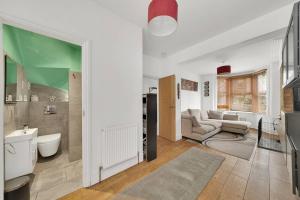 Ένα μπάνιο στο GuestReady - Fabulous home with patio in Cann Hall