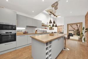 Η κουζίνα ή μικρή κουζίνα στο GuestReady - Fabulous home with patio in Cann Hall