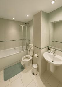ロンドンにあるThe Grand on Garrickのトイレと洗面台付きのバスルーム +4枚の写真