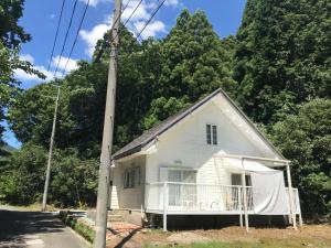 海津市Villa Metasequoia 愛犬と泊まれる宿的电线杆边上的房子