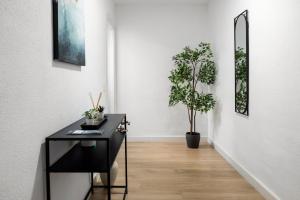 Telewizja i/lub zestaw kina domowego w obiekcie Central and Spacious Apartment with Parking on-site