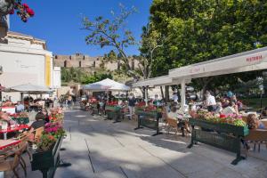 Restauracja lub miejsce do jedzenia w obiekcie Central and Spacious Apartment with Parking on-site