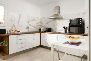 Kuchnia lub aneks kuchenny w obiekcie Central and Spacious Apartment with Parking on-site