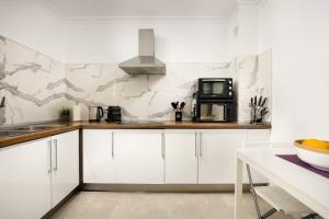 Kuchnia lub aneks kuchenny w obiekcie Central and Spacious Apartment with Parking on-site