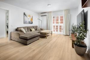 Część wypoczynkowa w obiekcie Central and Spacious Apartment with Parking on-site