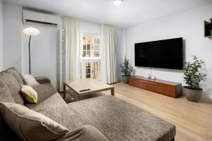 Telewizja i/lub zestaw kina domowego w obiekcie Central and Spacious Apartment with Parking on-site