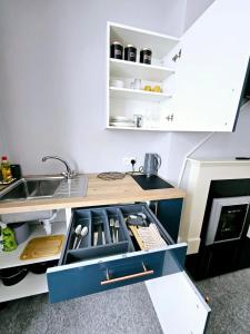 cocina con encimera con fregadero y fregadero en Seaside Escape 2-Bed maisonette Flat - Ev22kwh, en Southsea