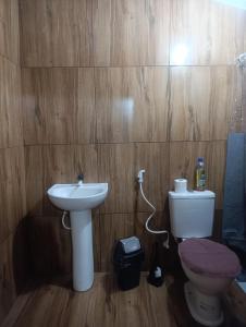 a bathroom with a sink and a toilet at Morada das mangueiras em Soure in Soure