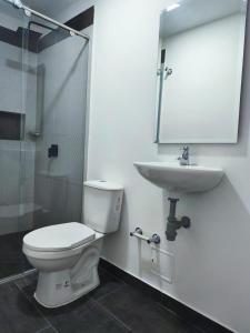 Bilik mandi di Hotel Casa Camoa