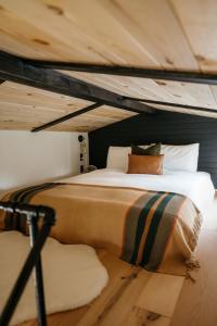 Postel nebo postele na pokoji v ubytování The Nest - Romantic Tiny Home with a Vintage Vibes, 10 mins to Winery