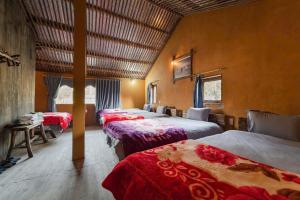 Ένα ή περισσότερα κρεβάτια σε δωμάτιο στο Đời Đá Homestay Lao Xa