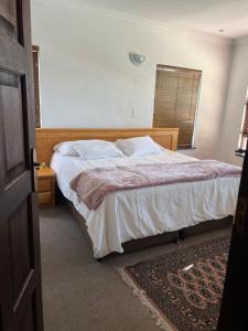 Ένα ή περισσότερα κρεβάτια σε δωμάτιο στο 460 on Queen Cresent