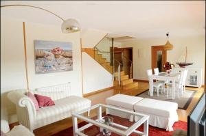 Una sala de estar con un sofá blanco y una mesa. en P17 Nuevo Atico Isla de la Toja, en O Grove