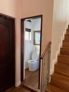 Ένα μπάνιο στο 460 on Queen Cresent