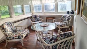a room with a table and chairs and windows at Klockargården Örja byväg 17 in Landskrona +17 photos
