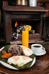 un plato de comida en una mesa con chimenea en Orosi al Natural Hotel Boutique, en Orosí