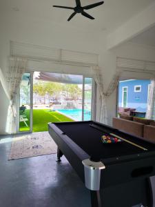 Τραπέζι μπιλιάρδου στο Lanai Bidara Guesthouse