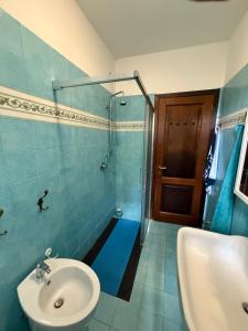 a bathroom with a sink and a shower and a toilet at Casolare De Ranieri - appartamento in villa bifamiliare a 500m dal mare in Marina di Massa +33 photos