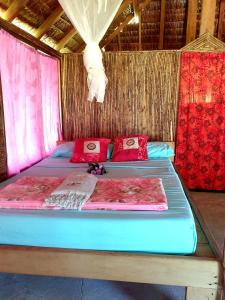 Postel nebo postele na pokoji v ubytování Lonnoc ocean view beach bungalows