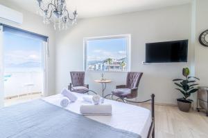 TV a/nebo společenská místnost v ubytování Seaside Studio with View in the Heart of city