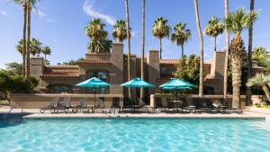 Bazén v ubytování Scottsdale Plaza Resort nebo v jeho okolí
