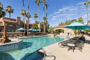 Bazén v ubytování Scottsdale Plaza Resort nebo v jeho okolí